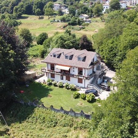 Villa Immersa Nel Verde A Ланцо-д'Інтельві Екстер'єр фото